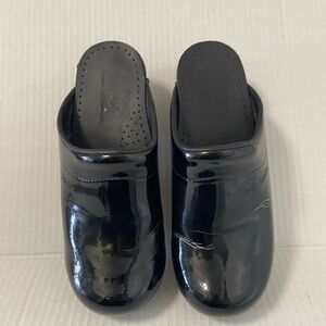 Sanita black clogs women’s size 6.5